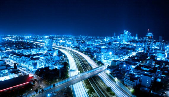 imagen de una ciudad de noche