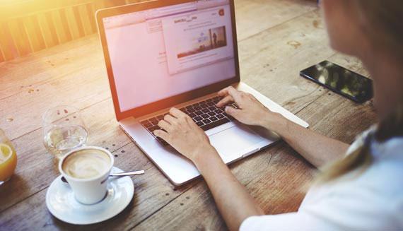 trabajando en ordenador