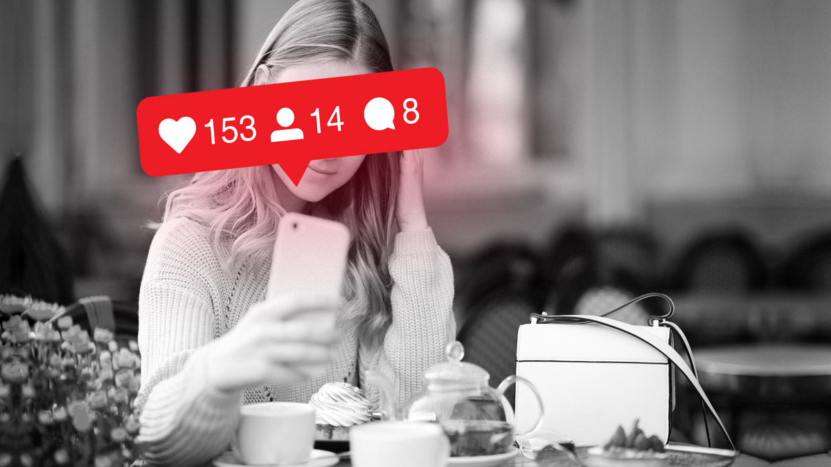 Una mujer revisando el número de interacciones (likes, seguidores, comentarios…) que tiene en las redes sociales